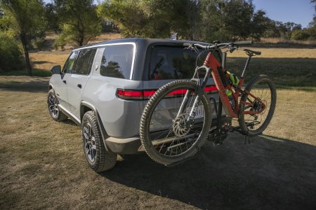 Rivian_R1s_MTB_Off_Road_04.jpg